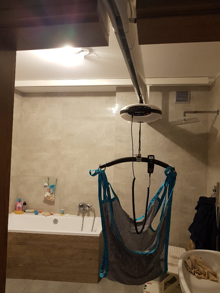 podnośnik sufitowy dla osób niepełnosprawnych