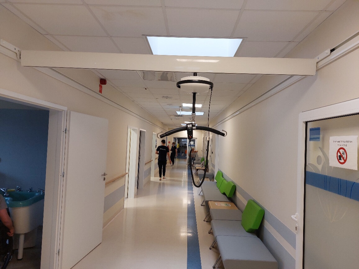 podnośnik sufitowy dla osób niepełnosprawnych