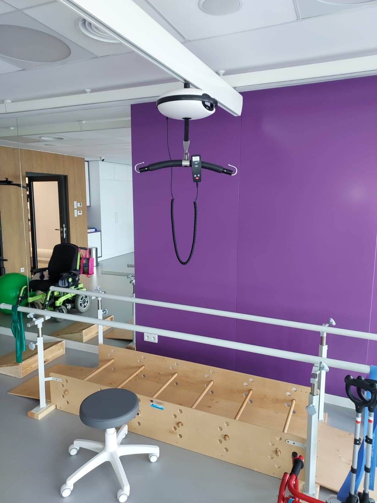 podnośnik na sali rehabilitacji w Paley European Institute