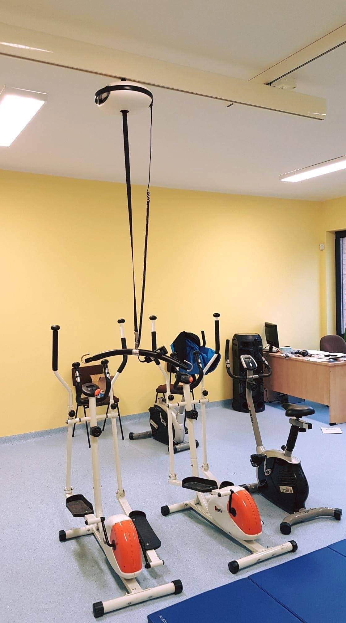 podnośnik sufitowy na sali rehabilitacyjnej