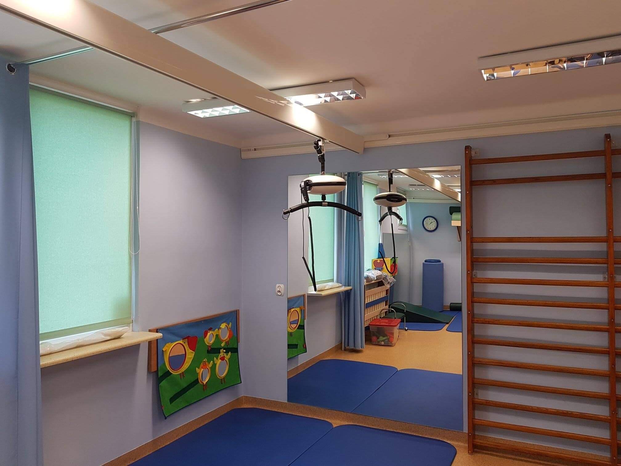 podnośnik sufitowy na sali rehabilitacyjnej