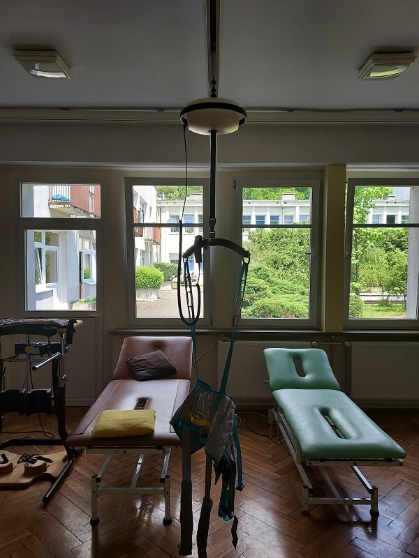 rehabilitacja z podnośnikiem sufitowym