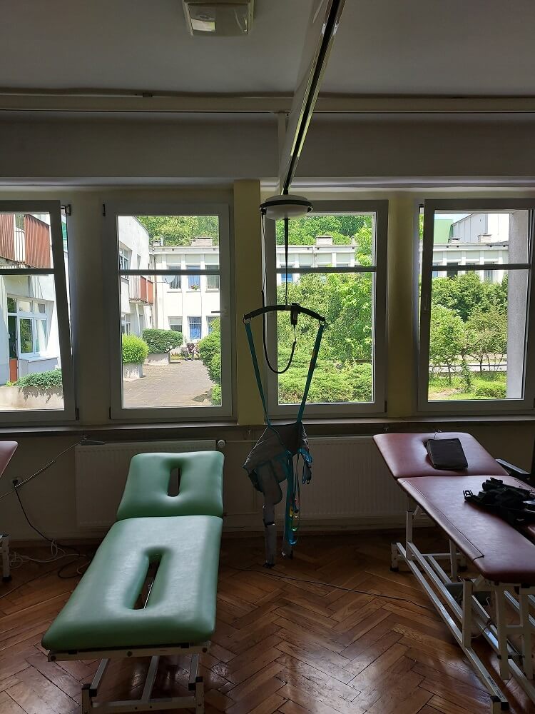 rehabilitacja z podnośnikiem sufitowym
